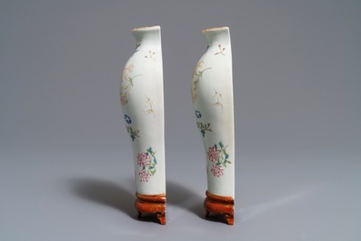 A pair of Chinese wall pocket vases with floral design, Qianlong mark, 19/20th C.