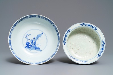 Un bol et un br&ucirc;le-parfum en porcelaine de Chine bleu et blanc, 19&egrave;me
