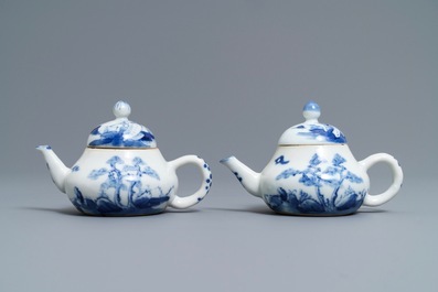 Een paar Chinese blauwwitte 'Bleu de Hue' theepotten voor de Vietnamese markt, 19e eeuw