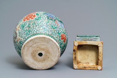 Deux vases en porcelaine de Chine famille verte et wucai, 19&egrave;me