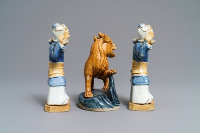 Trois figures en biscuit &eacute;maill&eacute; bleu et blanc, Chine, Qianlong