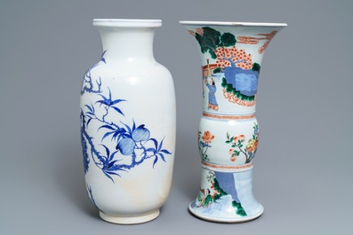 Deux vases en porcelaine de Chine wucai et bleu et blanc, marques de Yongzheng et Wanli, 19&egrave;me