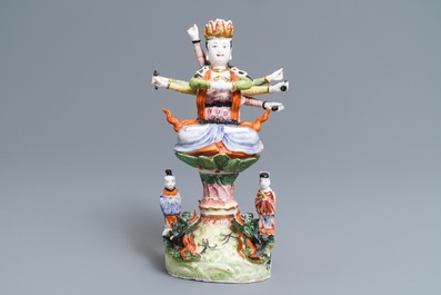 Une figure d'Avalokitesvara &agrave; dix bras en porcelaine de Chine famille rose, R&eacute;publique, 20&egrave;me