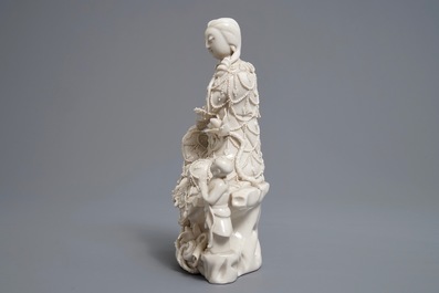 Twee Chinese Dehua blanc de Chine figuren van Guanyin met dienaar en een Luohan, 19e eeuw