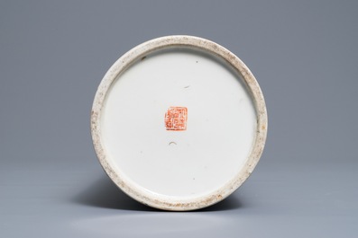A Chinese qianjiang cai vase and a round hat stand, 19/20th C.