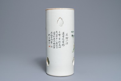 Een ronde Chinese qianjiang cai hoedensteun, gesign. Xu Pinheng, 19e eeuw