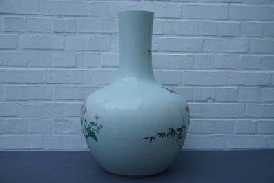 Un vase de forme tianqiu ping en porcelaine de Chine famille rose, marque de Qianlong, 19&egrave;me