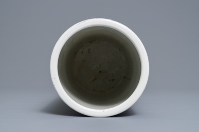 Un vase et un porte-chapeau en porcelaine de Chine qianjiang cai, 19/20&egrave;me