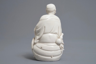 Deux figures d'un Luohan et de Guanyin au servant en porcelaine blanc de Chine de Dehua, 19&egrave;me