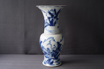 Un vase de forme yenyen en porcelaine de Chine bleu et blanc, Kangxi