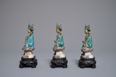 Trois figures de Bouddha en &eacute;maille sur biscuit, Chine, 19/20&egrave;me