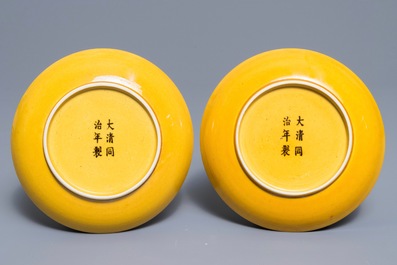 Une paire de coupes imp&eacute;riaux en porcelaine de Chine jaune monochrome, marque et &eacute;poque de Tongzhi