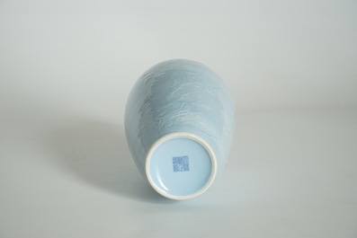 Un vase en porcelaine de Chine monochrome bleu de lavande &agrave; d&eacute;cor sous gla&ccedil;ure, marque de Yongzheng, 19&egrave;me