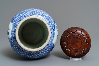 Un vase en porcelaine de Chine bleu et blanc &agrave; d&eacute;cor d'immortels, Kangxi