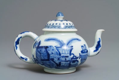 Een Chinese blauwwitte theepot met decor van antiquiteiten, Kangxi
