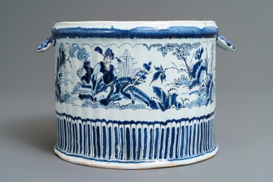 Een flessenkoeler in blauw, wit en mangaan met chinoiserie decor, Nevers, Frankrijk, 17/18e eeuw