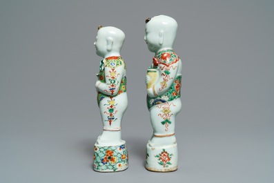 Deux figures des fr&egrave;res Hoho en porcelaine de Chine famille verte, Kangxi