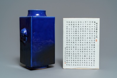 Une plaque &agrave; calligraphie dat&eacute;e 1947 et un vase en porcelaine de Chine bleu monochrome, 19&egrave;me