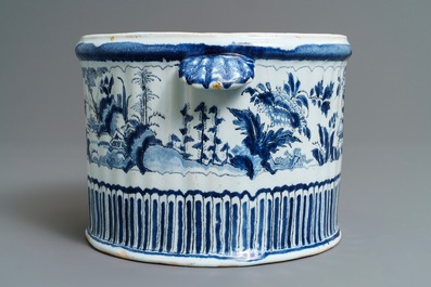 Een flessenkoeler in blauw, wit en mangaan met chinoiserie decor, Nevers, Frankrijk, 17/18e eeuw