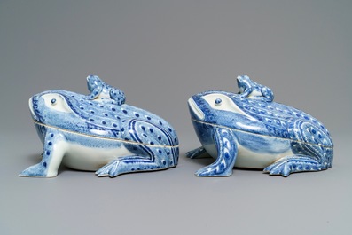 Une paire de terrines couvertes en forme de grenouilles en porcelaine de Chine bleu et blanc, 20&egrave;me