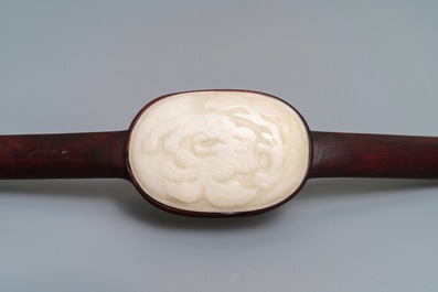 Een Chinese houten scepter met jade ingelegd in presentatiekastje, Republiek, 20e eeuw