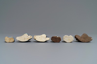Six figures en biscuit &eacute;maill&eacute; bleu, blanc et c&eacute;ladon, Chine, Qianlong
