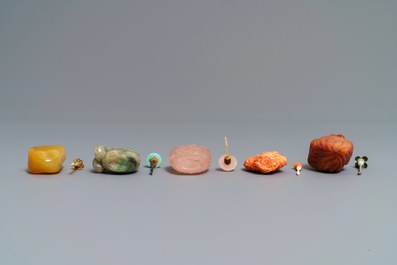 Cinq tabati&egrave;res en corail, quartz et agate, Chine, 19/20&egrave;me