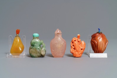 Five Chinese coral, quartz and agate snuff bottles, 19/20th C.