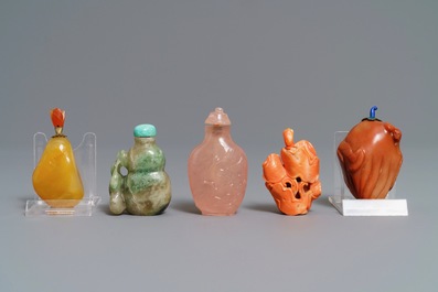 Five Chinese coral, quartz and agate snuff bottles, 19/20th C.