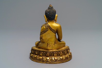 Une figure de Bouddha Vajrasana en bronze dor&eacute;, Tibet, 15/16&egrave;me