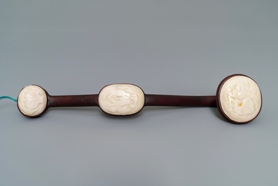 Een Chinese houten scepter met jade ingelegd in presentatiekastje, Republiek, 20e eeuw