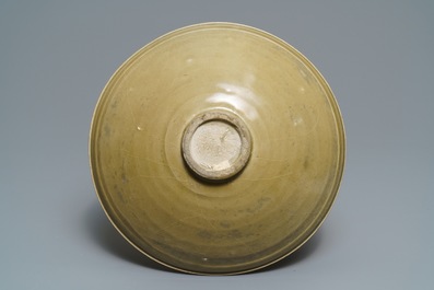 Un bol en porcelaine de Chine c&eacute;ladon de Yaozhou &agrave; d&eacute;cor floral incis&eacute;, Song