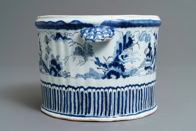 Een flessenkoeler in blauw, wit en mangaan met chinoiserie decor, Nevers, Frankrijk, 17/18e eeuw