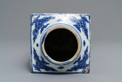 Un vase de forme cong en porcelaine de Chine bleu et blanc, Jiajing/Wanli