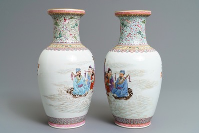 Deux paires de vases en porcelaine de Chine famille rose, marques de Qianlong, R&eacute;publique, 20&egrave;me