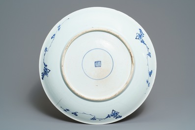 Un grand plat en porcelaine de Chine bleu et blanc &agrave; d&eacute;cor de rinceaux de lotus, Kangxi