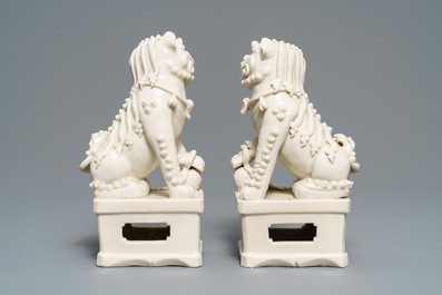 Une paire de grands mod&egrave;les de lions bouddhistes en porcelaine blanc de Chine de Dehua, Kangxi