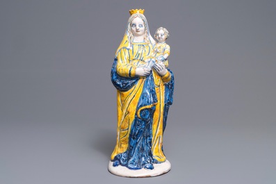 Une grande figure de la Vierge &agrave; l'enfant en fa&iuml;ence de Nevers, France, 17&egrave;me