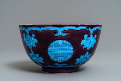Un bol en porcelaine de Chine de style Fahua, 19/20&egrave;me