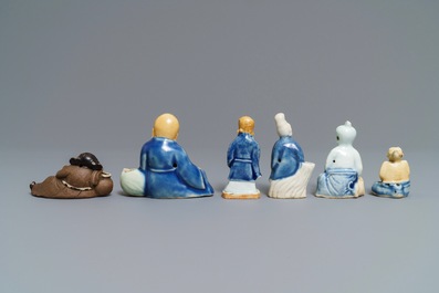 Zes Chinese blauwwitte en celadon biscuit figuren, Qianlong