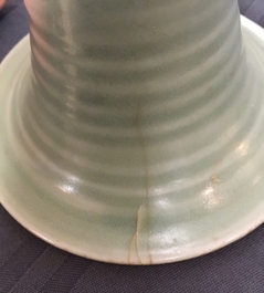 Een Chinese Longquan celadon vaas met pioenen, Song/Ming