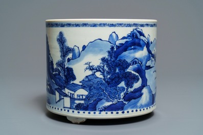 Een grote Chinese blauwwitte wierookbrander met figuren in een landschap, Kangxi