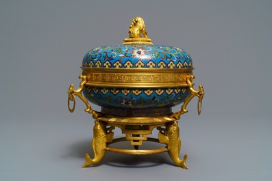 Une bo&icirc;te couverte en &eacute;maux cloisonn&eacute;s &agrave; monture en bronze dor&eacute;, Chine, 19&egrave;me