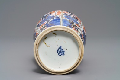 Un vase en porcelaine de Chine de style Imari, Kangxi