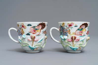 Une paire de tasses et soucoupes en porcelaine de Chine famille rose &agrave; d&eacute;cor en relief, Yongzheng