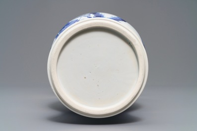 Un vase de forme yenyen en porcelaine de Chine bleu et blanc &agrave; d&eacute;cor de cerfs et grues, Kangxi