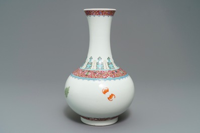 Un vase de forme tianqiu ping en porcelaine de Chine famille rose, marque de Hongxian, R&eacute;publique, 20&egrave;me