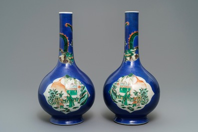 Une paire de vases de forme bouteille en porcelaine de Chine famille verte sur fond bleu poudr&eacute;, 19&egrave;me