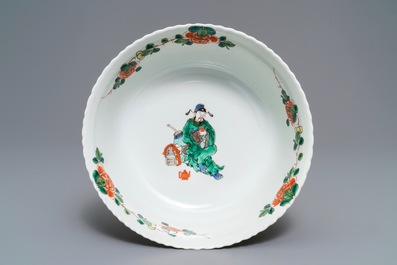 Un grand bol en porcelaine de Chine famille verte &agrave; d&eacute;cor de guerriers, 19&egrave;me