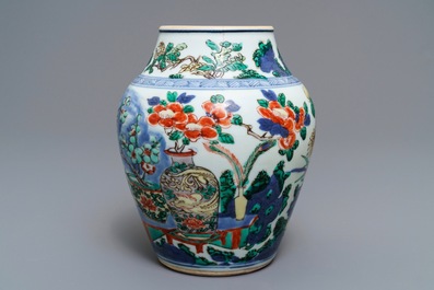 Un vase en porcelaine de Chine wucai &agrave; d&eacute;cor de vases dans un jardin, &eacute;poque Transition